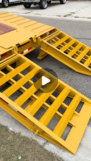 Cat Yellow 20-Ton Tag Trailer thumbnail